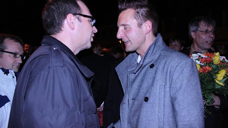 Auch Landrat Christian Meißner lässt es sich nicht nehmen Andreas Hügerich die Hand zu schütteln.