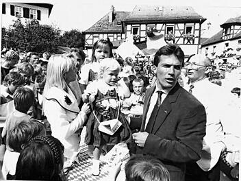 Lothar Matthäus genoss den Rummel um seine Person. Als Weltmeister wurde er in Herzogenaurach bejubelt.  Foto: Archiv