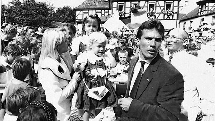 Lothar Matthäus genoss den Rummel um seine Person. Als Weltmeister wurde er in Herzogenaurach bejubelt.  Foto: Archiv
