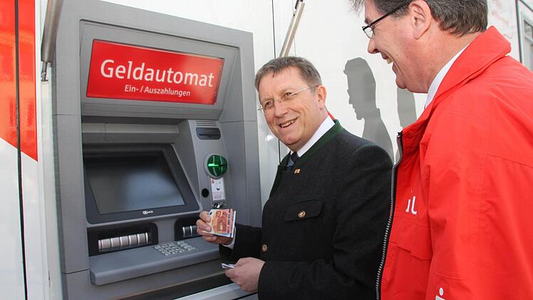 Er funktioniert: OB Schramm zeigt das Geld, das der Automat "ausgespuckt" hat.