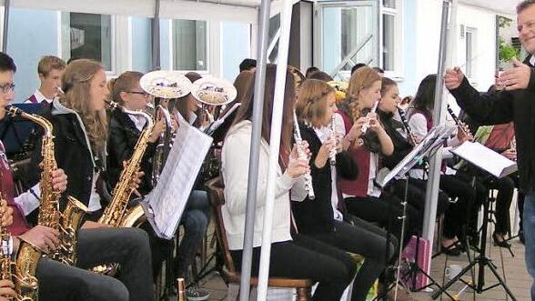 Die Musiker des Schülerorchesters mit Dirigent Wojciech Grabietz