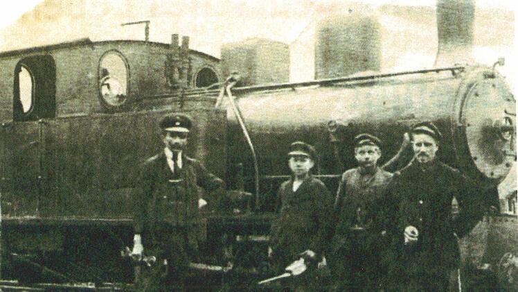 Streckenleiter Josef Wolf und seine Mannschaft waren verantwortlich für die Materialbahnen beim Bau der Eisenbahnstrecke Hammelburg - Bad Kissingen von 1919 bis 1924.  Foto: Privatarchiv Josef Kirchner/ Erich Hutzelmann