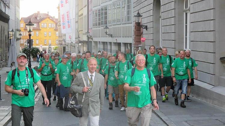 In grünen Jubiläums-T-Shirts marschierten über 70 Wanderer aus dem landkreis Haßberge in Coburg ein