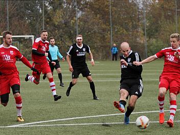 Der Sander Florian Gundelsheimer (2. von rechts) erzielt hier das 1:0, das der Aubstadter David Bauer (rechts) nicht mehr verhindern kann. In der Mitte verfolgt Andre Karmann die Aktion seines Mitspielers. Alle Fotos: Günther Geiling