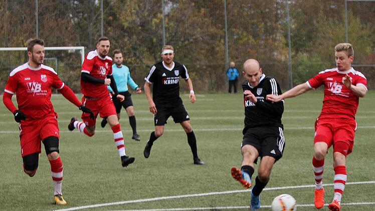 Der Sander Florian Gundelsheimer (2. von rechts) erzielt hier das 1:0, das der Aubstadter David Bauer (rechts) nicht mehr verhindern kann. In der Mitte verfolgt Andre Karmann die Aktion seines Mitspielers. Alle Fotos: Günther Geiling