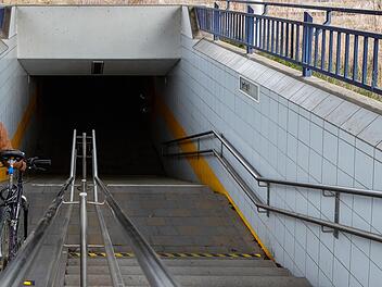 In der Unterführung unter der Bahnlinie in Strullendorf (hier eine Aufnahme von Mittwoch) soll Samstagnacht ein 17-jähriger Asylbewerber eine 43-Jährige vergewaltigt haben. Die Staatsanwaltschaft hat keine Zweifel an der Schilderung des Opfers.  Foto: Matthias Hoch