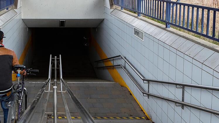 In der Unterführung unter der Bahnlinie in Strullendorf (hier eine Aufnahme von Mittwoch) soll Samstagnacht ein 17-jähriger Asylbewerber eine 43-Jährige vergewaltigt haben. Die Staatsanwaltschaft hat keine Zweifel an der Schilderung des Opfers.  Foto: Matthias Hoch