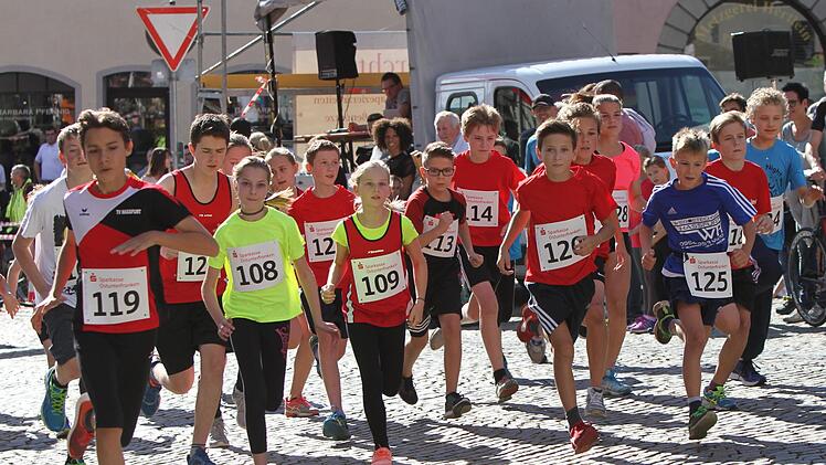 Start der Schülerrinnen und Schüler zum Lauf über 1600 Meter.