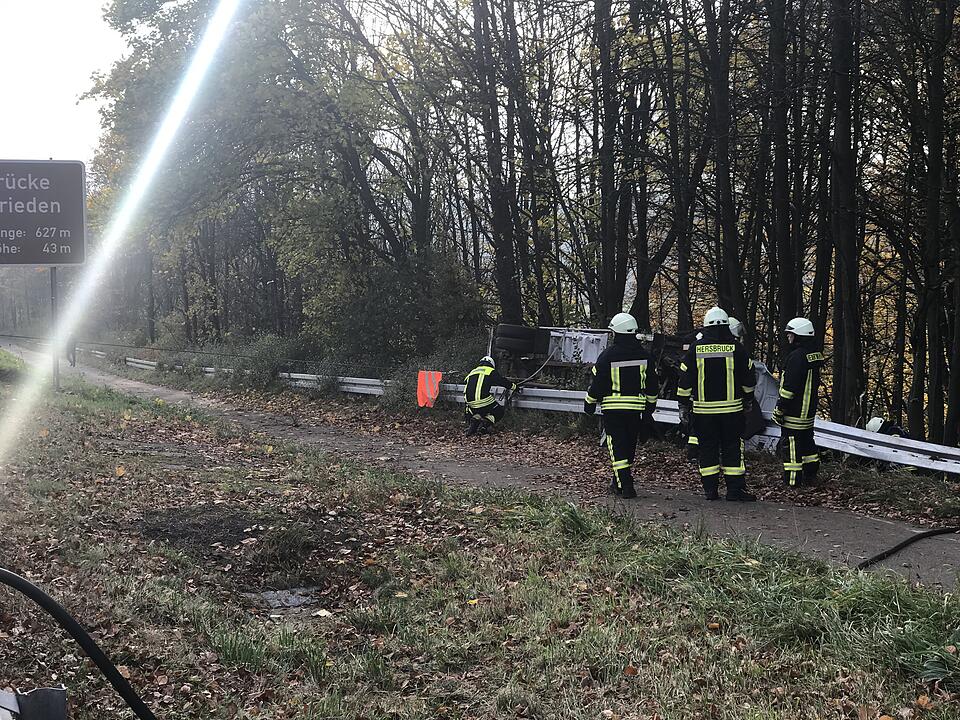 A6 bei Nürnberg: Transporter prallt in Baum - ein Toter