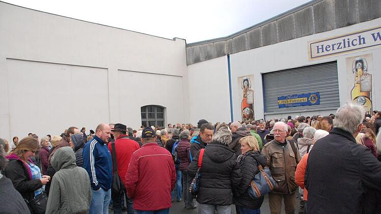 Viele Besucher warteten längerer Zeit vor der Halle auf den Beginn des Flohmarktes.