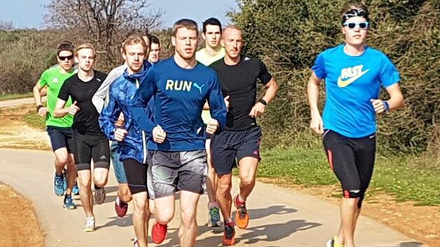 Das Top-Team des LSC H&ouml;chstadt war fast vollst&auml;ndig in Kroatien dabei und spulte in elf Tagen deutlich mehr als 200 Laufkilometer ab. Neben dem Training gab  es auch genug Zeit f&uuml;r Freizeitaktivit&auml;ten. Fotos: privat