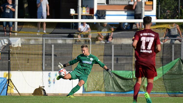 Bayreuths neuer Torwart Sebastian Kolbe musste einmal hinter sich greifen.  Foto: Peter Mularczyk