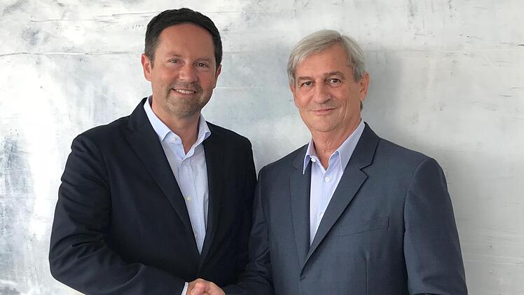 Fritz Dräxlmaier (rechts) begrüßt Jürgen Otto an seiner künftigen Wirkungsstätte in Vilsbiburg.Foto: Dräxlmaier