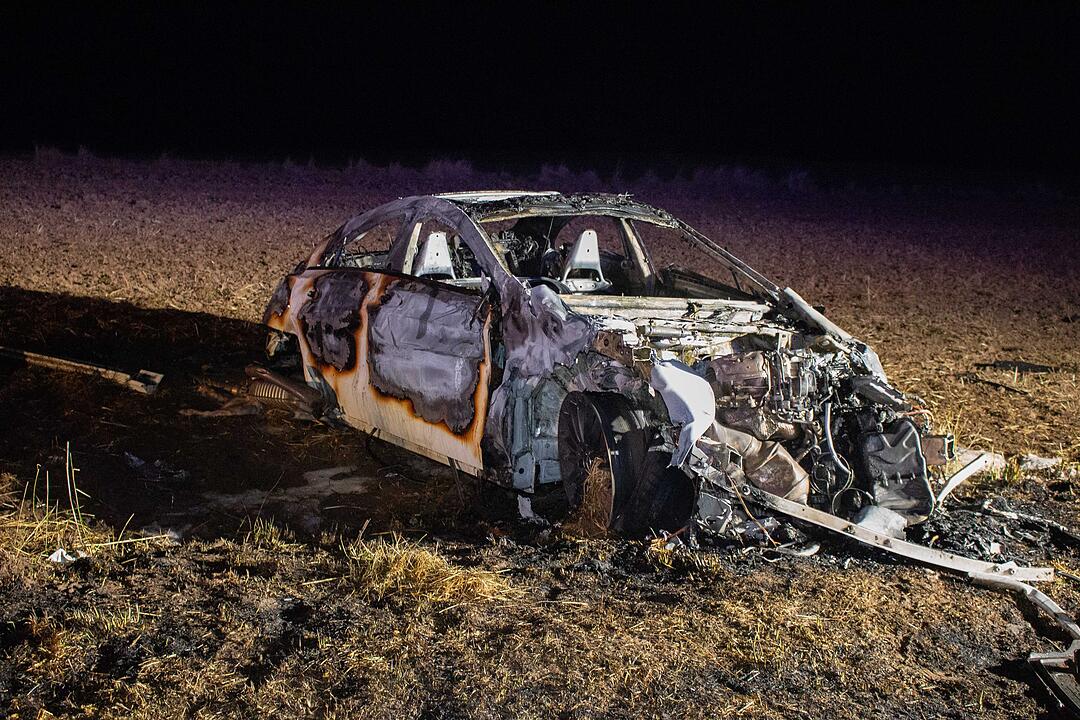 Tödlicher Unfall im Kreis Ansbach: Junge Autofahrerin prallt gegen Baum und stirbt - Auto geht in Flammen auf