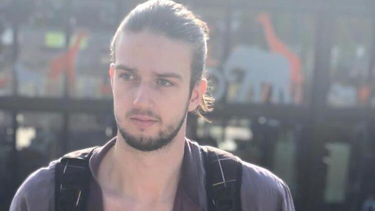 Er sieht ein wenig aus wie Nationalspieler Hendrik Pekeler und ist deutlich besser gekleidet als DHB-Vizepräsident Bob Hanning: Coburgs  neuer Handball-Profi Patrick Weber. Oben auf der Slackline; unter mit seinem Lieblingstier.