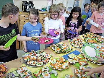 Mit einem Abschlussbüfett wurde der Ernährungsführerschein gefeiert. Die Kinder hatten die Speisen dafür selber zubereitet. Foto: Werner Reißaus