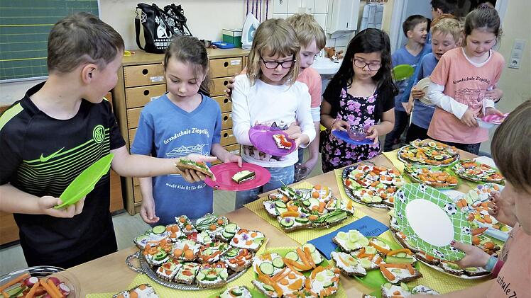 Mit einem Abschlussbüfett wurde der Ernährungsführerschein gefeiert. Die Kinder hatten die Speisen dafür selber zubereitet. Foto: Werner Reißaus