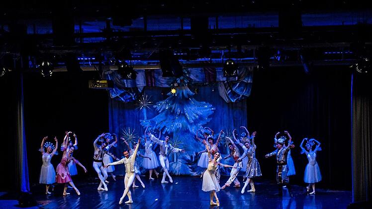 Szene aus dem Gastspiel des Russischen klassischen Staatsballett mit Tschaikowskys "Nussknacker" in Coburg.Foto: Jochen Berger