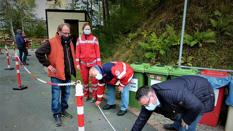 Bürgermeister Marc Benker nahm noch kurz vor dem Konzert persönlich Markierungen für das Hygiene- und Schutzkonzept am Gelände des Goldbergsees vor. Foto: Werner Reißaus