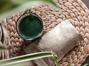 Die Mikroalge Spirulina wird auch als Superfood bezeichnet.