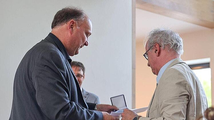 Den Verdienstorden der Notfallseelsorge in Silber überreichte Diakon Ulrich Wagenhäuser (links) an Herbert Durst.