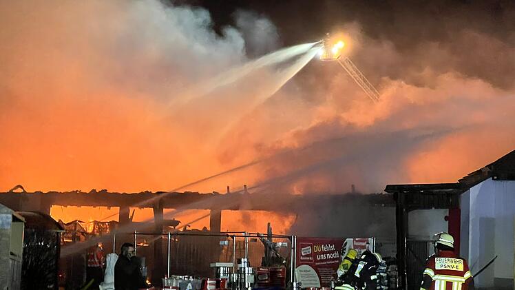 Zellinger Baumarkt "brennt in voller Ausdehnung" - aufwendiger Großeinsatz