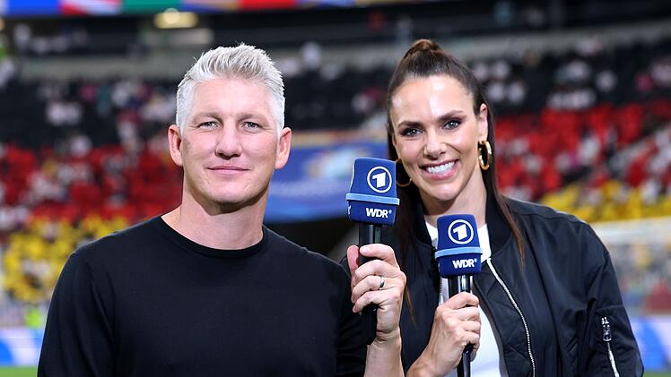 Bastian Schweinsteiger und Ester Sedlaczek sind ein eingespieltes Team bei den Fußball-Übertragungen der ARD.