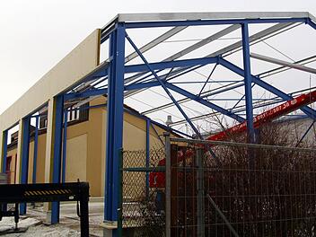 Formen nimmt die neue Ergänzungshalle am Sander Feuerwehrgerätehaus an. Momentan werden mit Hilfe eines Hebekrans Holzplatten montiert und das neue Gebäude winterfest gemacht. Dieser Bau gehört zu den großen Investitionen der Gemeinde in den nächsten Jahren. Foto: ab