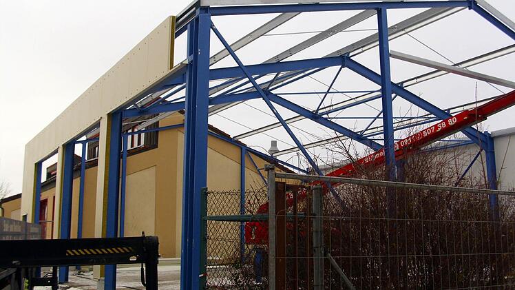 Formen nimmt die neue Ergänzungshalle am Sander Feuerwehrgerätehaus an. Momentan werden mit Hilfe eines Hebekrans Holzplatten montiert und das neue Gebäude winterfest gemacht. Dieser Bau gehört zu den großen Investitionen der Gemeinde in den nächsten Jahren. Foto: ab