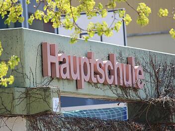 Auf den Stufen zur Karriere eine gute Adresse: Die Mittelschule Ebern - die an der Fassade noch immer als Hauptschule firmiert, anderen Schulen in anderen Dingen aber voraus ist, zieht auch Schüler aus den Nachbarlandkreisen an. Foto: Eckehard Kiesewetter