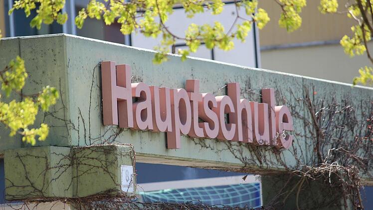 Auf den Stufen zur Karriere eine gute Adresse: Die Mittelschule Ebern - die an der Fassade noch immer als Hauptschule firmiert, anderen Schulen in anderen Dingen aber voraus ist, zieht auch Schüler aus den Nachbarlandkreisen an. Foto: Eckehard Kiesewetter