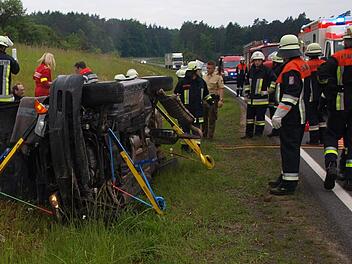Viele Helfer bemühten sich um den eingeklemmten 26-Jährigen.