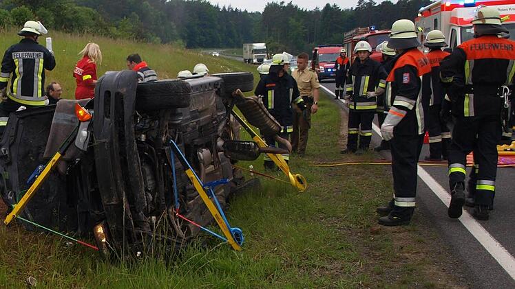 Viele Helfer bemühten sich um den eingeklemmten 26-Jährigen.