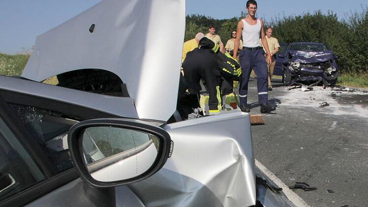 In einer Kurve zwischen Langensendelbach und Effeltrich stießen zwei Fahrzeuge frontal zusammen.
