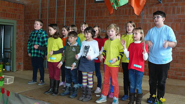 Die Kinder bereiteten den scheidenden Lehrern einen bunten Abschied.