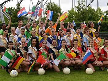 Die Kandidatinnen zur Wahl der "Miss WM" posieren im Europa-Park in Rust (Baden-Württemberg) für den Fotografen. Am Himmelfahrtstag wird dort die Wahl zur "Miss WM" ausgetragen. Foto: Patrick Seeger/dpa