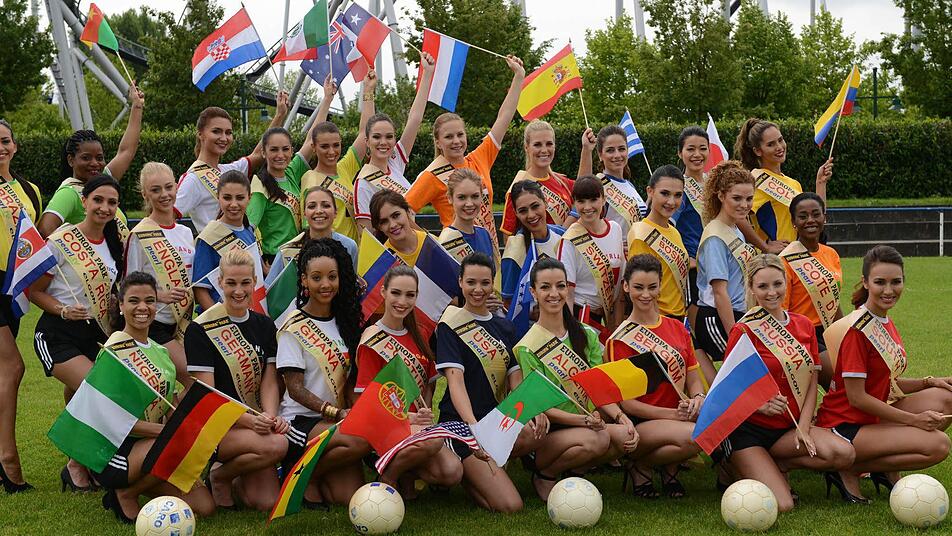 Die Kandidatinnen zur Wahl der "Miss WM" posieren im Europa-Park in Rust (Baden-Württemberg) für den Fotografen. Am Himmelfahrtstag wird dort die Wahl zur "Miss WM" ausgetragen. Foto: Patrick Seeger/dpa