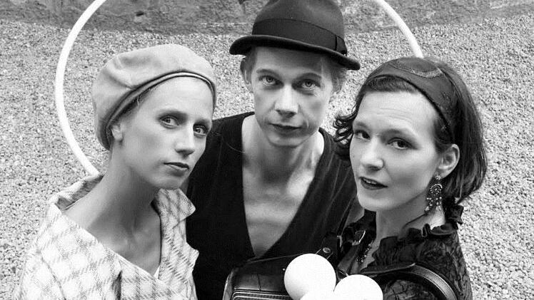 Cirqu' Oui; Die Französin Yolenn Richter besticht durch ihre Single-Wheel-Artistik, der Brite Ben Smalls gehört mit seinen skurrilen Jonglage-Choreografien zu den großen der Nouveau-Cirque-Szene und die Schweizerin Esther Buser begeistert mit virtuosen Akkordeonspiel.