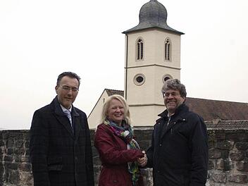 Bürgermeister Thomas Hack (links) und Kirchenpfleger Thomas Klose dankten Christine Pfaff für die Spende der Bayernwerk AG. Foto: Winfried Ehling