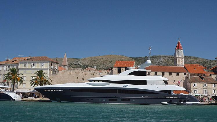 Eine Yacht vor der historischen Stadtmauer von Trogir: Alt und neu, groß und klein - Kroatien ist ein Land der Gegensätze Foto: Rolf Nebel