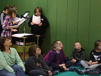 Die Schülerinnen und Schüler der Gottfried-Neukam-Schule sowie der Petra-Döring-Schule kamen zu einem gemeinsamen Vorlesetag zusammen. Foto: Heike Schülein