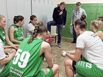 DJK-Trainer Ulf Schabacker sprach vor Spielbeginn eindringlich zu seinem Team, doch seine Spielerinnen h&ouml;rten offenbar nicht zu. Foto: privat