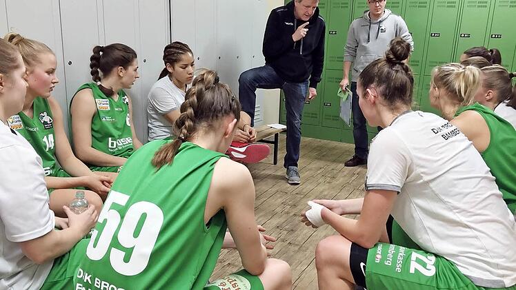 DJK-Trainer Ulf Schabacker sprach vor Spielbeginn eindringlich zu seinem Team, doch seine Spielerinnen h&ouml;rten offenbar nicht zu. Foto: privat