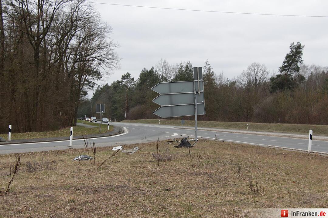 Fahrzeug rammt Verkehrsschild und landet auf Gegenfahrbahn