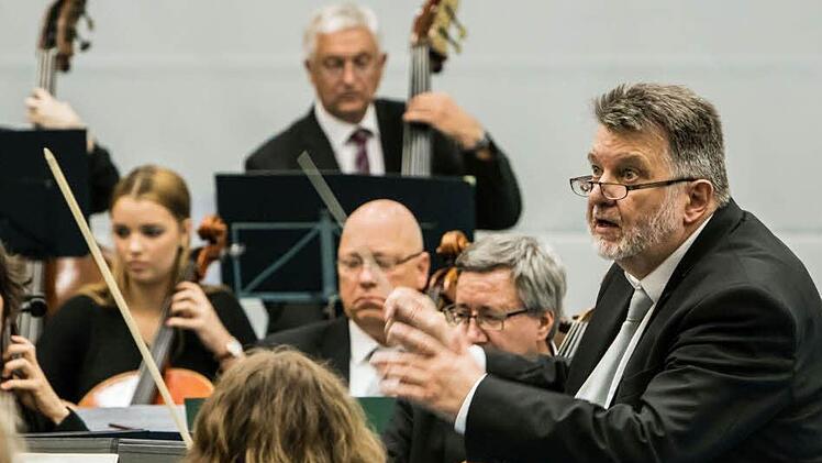 Impresionen vom Sinfoniekonzert in der Franz Goebel Halle Rödental mit dem Jugendorchester Rödental und dem Orchester der Musikfreunde Neustadt: Hans Stähli am DirigentpultFoto: Jochen Berger