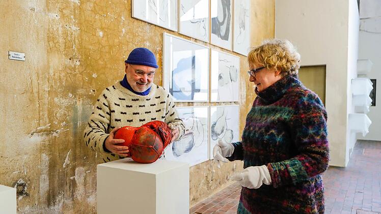 Der Künstler mit Barbara Kahle, der Vorsitzenden des Bamberger Kunstvereins