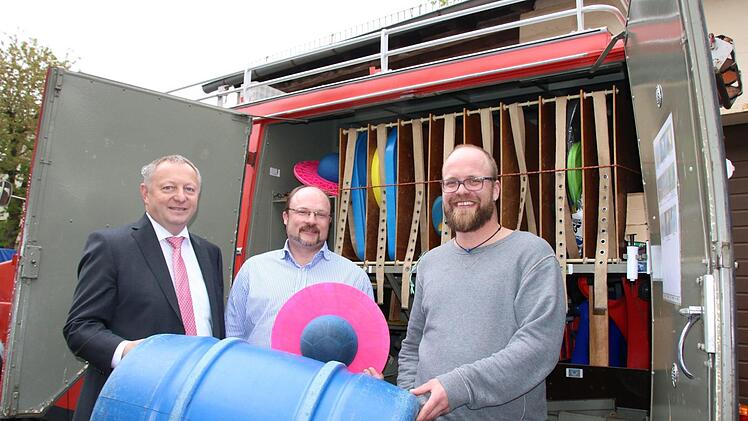 Landrat Thomas Bold (von links) und der amtierende KJR-Vorsitzende Klaus Kippes hießen Christoph Stürmer willkommen. Foto: Ralf Ruppert
