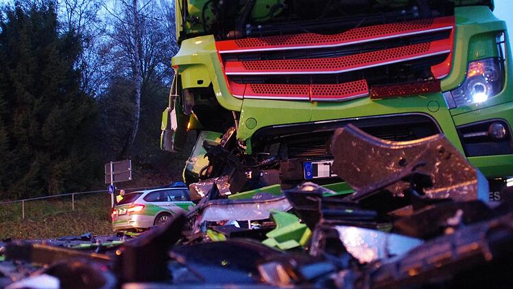Beim Zusammenstoß wurde auch die Front des Lastwagens beschädigt. Foto: Marco Meißner