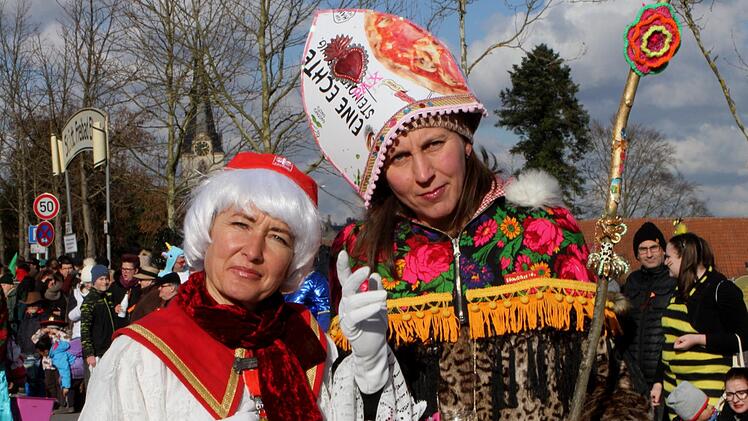 Päpstin Kunigunde Hildegard I. (rechts) und Dornenvögle Gabriele