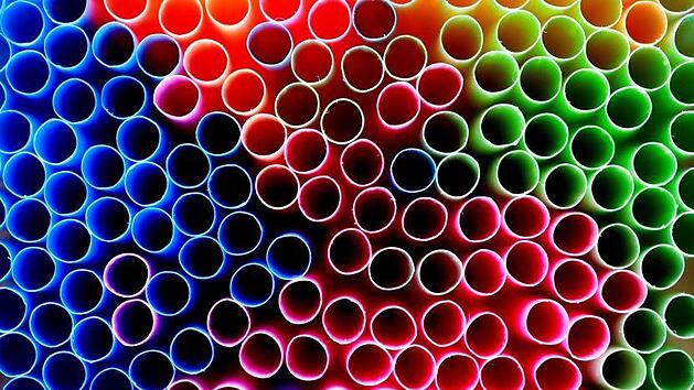 Plastikmüll schwimmt in den Weltmeeren und bleibt tausende von Jahren bestehen. Mit der Verwendung von plastikfreien Alternativen kann man einfach im alltäglichen Leben den Plastikkonsum verringern. Foto: Pexels/pixabay